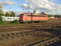 Eine B�gelfalten E 10 in Verkehrsroterlakirung am 23.06.2007 in M�nchen Ost Bahnhof. 