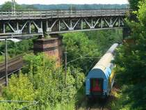 Vielleicht ein langweiliges Bahnfoto, aber hier stellt sich die Schienenverkehrssituation in Frankfurt (Oder) ganz gut dar. Die Z�ge in Richtung Polen fahren auf einem hohen, zugewachsenen Bahndamm entlang (was Fotos �brigens nicht grad einfach macht, wenn man ortsunkundig ist). �berall findet man tolle Br�ckenbauwerke - hier ein stillgelegtes. Links sind die Schienen Richtung Cottbus. 21.7.2007