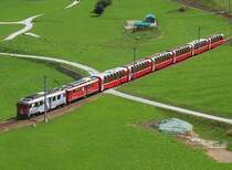 Zug mit Panoramawagen beginnt gerade kurz hinter Poschiavo seinen m�samen Aufstieg von 1200 H�henmetern zum Ospizio Bernina, aufgenommen am 12.07.2007.