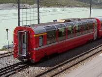 Panoramawagen 1.Klasse am 11.07.2007 in Ospizio Bernina, dahinter der Stausee. Fahrplan-Z�ge mit Panoramawagen kosten 7 SFr Zuschlag unabh�ngig von der Streckenl�nge, wer das nicht bezahlen will, mu� in einen der beiden Triebwagen fahren, falls dort Platz ist!