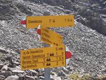 Wegweiser etwa in der Mitte des Wanderweges von der Diavolezza zum Berninapasses mit vier Stationen der Berninabahn, ich habe mich f�r Ospizio Bernina entschieden, aufgenommen am 14.07.2007. Die Symbolisierung mit der Elok finde ich gut.