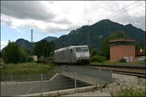 Die 185 538 bringt am 27.06.07 den 43100  TRANSPED-EXPRESS  vom Brenner nach Wanne-Eickel und passiert das St�dchen Brannenburg.