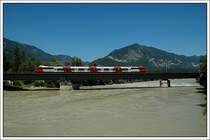 R 5117 von Rosenheim nach Innsbruck bei der Querung der Innbr�cke kurz nach Brixlegg am 16.7.07.
