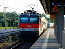 Am Abend des 30.06.2007 durchf�hrt 1044 217 mit einer RoLa den Bahnhof Landshut Hbf.