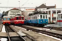 CJ-Pendel beim Regionalverkehr Bern-Solothurn/RBS.
In den 80er-Jahren musste der RBS infolge Rollmaterialmangel während den Wintermonaten von der CJ ein dreiteiliger Pendelzug bestehend aus BDe 4/4 (601-608) + BDe 4/4 (601-608) + Bt
anmieten. Zum Einsatz gelangte diese Komposition im Vorortsverkehr Bern-Bolligen.
CJ Pendel in Worb-Dorf zwischen einem MANDARINLI und einem BLAUEN BÄHNLI. Ein sehr seltenes Bild. 
Weitere Privatbahnen haben sogar wegen ihrem sehr knappen Rollmaterialbestand Triebzüge dieser Bauart von der CJ erworben.
Siehe:
LEB, Aufnahme eingestellt am 21.7.2020
MIB, Aufnahme eingestellt am 24.7.2020
NStCM, Aufnahme eingestellt am 23.7.2020
In der Zwischenzeit konnten sämtliche dieser robusten Triebfahrzeuge mit Baujahr 1953 ausrangiert und abgebrochen werden.
Der ausrangierte MIB BDe 4/4 604 dient noch als Ersatzteilspender für die Zweikraftlokomotive Gem 4/4 12, ehemals CJ-De 4/4 402.
Foto: Walter Ruetsch   