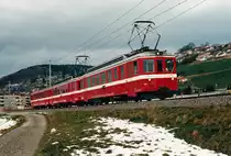 CJ-Pendel beim Regionalverkehr Bern-Solothurn/RBS.
In den 80er-Jahren musste der RBS infolge Rollmaterialmangel während den Wintermonaten von der CJ ein dreiteiliger Pendelzug bestehend aus BDe 4/4 (601-608) + BDe 4/4 (601-608) + Bt
anmieten. Zum Einsatz gelangte diese Komposition im Vorortsverkehr Bern-Bolligen.
Diese Aufnahme ist nach Stettlen auf der Fahrt nach Worb-Dorf entstanden.
Weitere Privatbahnen haben sogar wegen ihrem sehr knappen Rollmaterialbestand Triebzüge dieser Bauart von der CJ erworben.
Siehe:
LEB, Aufnahme eingestellt am 21.7.2020
MIB, Aufnahme eingestellt am 24.7.2020
NStCM, Aufnahme eingestellt am 23.7.2020
In der Zwischenzeit konnten sämtliche dieser robusten Triebfahrzeuge mit Baujahr 1953 ausrangiert und abgebrochen werden.
Der ausrangierte MIB BDe 4/4 604 dient noch als Ersatzteilspender für die Zweikraftlokomotive Gem 4/4 12, ehemals CJ-De 4/4 402.
Foto: Walter Ruetsch   