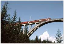 Regionalzug auf Langwieserviadukt. (Archiv 08/91)