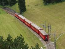 Ein Regio Zug nach Chur f�hrt unter dem Stadtzentrum von Arosa.