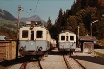 Chemin de fer Aigle-Sépey-Diablerets/ASD.
Erinnerung an die ASD der 70er-Jahre mit dem romantischen Rollmaterial aus der Zeit der Bahneröffnung 1913/14 das damals noch jeden Tag im täglichen Einsatz stand.
Zugskreuzung mit den blauen ABDe 4/4 11 und ABDe 4/4 12 in LES AVIOLATS im Jahre 1978.
Foto: Walter Ruetsch
 