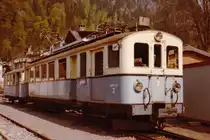 Chemin de fer Aigle-Sépey-Diablerets/ASD.
Erinnerung an die ASD der 70er-Jahre mit dem romantischen Rollmaterial aus der Zeit der Bahneröffnung 1913/14 das das damals noch jeden Tag im täglichen Einsatz stand.
Stilreiner blauer Zweiwagenzug mit dem ABFe 4/4 2 im Kopfbahnhof Le Sepey im Jahre 1979.
Die Gemeinde Le Sepey wird durch eine Zweigstrecke erschlossen.
Foto: Walter Ruetsch 