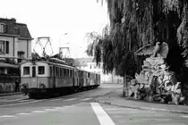 Chemin de fer Aigle-Sépey-Diablerets/ASD.
Erinnerung an die ASD der 70er-Jahre mit dem romantischen Rollmaterial aus der Zeit der Bahneröffnung 1913/14 das damals noch jeden Tag im täglichen Einsatz stand.
Einer der bejahrten ASD-Züge als Strassenbahn in Aigle.
Das Denkmal der verletzte Adler, wurde von Jean Leon Gerome errichtet zur Erinnerung an die letzte Schlacht von Napoleon Bonapartes am 18. Juni 1815.
Foto: Walter Ruetsch  