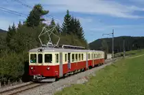 LA TRACTION/CJ.
Vielen Dank an Julian Ryf für den Kommentar vom 26.07.2020 zu meiner Serie der CJ-Triebzüge auf fremden Gleisen, der mich sehr gefreut hat.
Tatsächlich ist mir der revidierte Pendelzug, bestehend aus dem CFe 4/4 601 und Ct4 702, der bei La Traction erhalten geblieben ist, bei der Einstellung entgangen. Mit der am 21. September 2013 bei Tramelan entstandenen Aufnahme möchte ich dies noch nachholen.
Foto: Walter Ruetsch