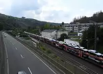 DER  AUDI-ZUG  AUS INGOLSTADT AUF DER SIEGSTRECKE IM BAHNHOF KIRCHEN/SIEG
Fast täglich rollen 1/2 überlange Autotransportzüge mit Neuwagen aus Ingolstadt
(4 Ringe)über die Sieg-Dill-Strecke bis SIEGEN und von dort aus über die Siegstrecke nach KÖLN und weiter...hier der Zug am 18.7.2020 bei Durchfahrt Bahnhof KIRCHEN mit
dem historischen Jugendstil-Gebäude....Lok und die ersten Wagen sind schon längst
um die Biegung in Richtung BETZDORF davon....