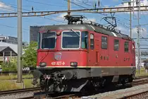 Re 420 327-9 durchfährt den Bahnhof Pratteln. Die Aufnahme stammt vom 20.07.2020.