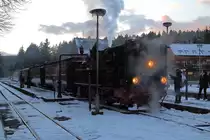 99 5901 mit IG HSB-Sonderzug vom Brocken am Abend des 24.02.2017 beim Wasserfassen im Bahnhof Drei Annen Hohne.