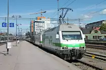 Einfahrt am Vormittag des 12.07.2019 von Sr2 3235 zusammen mit Sr2 3207 und einem langen und schweren Coilzug auf Gleis 5 in den Bahnhof von Tampere. Nach einem kurzen Zwischenhalt ging ihre Fahrt in Richtung Güterbahnhof weiter.