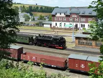 Nein, keine Modelleisenbahn sondern Blick auf Bahnhof Cranzahl bei Einfahrt der Fichtelbergbahn P1004 mit 99 1747-7 (99 747; DB 099 727-0)) Tv; 18.07.2020
