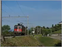 Die SBB Re 4/4 II 11245 (Re 420 245-1) auf der Fahrt in Richtung Palézieux kurz nach La Conversion, dessen Einfahrsignale im Hintergrund noch zu sehen sind.

14. Juli 2020