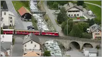R1352 nach Scuol-Tarasp mit Ge 4/4 II 618  Bergün/Bravuogn  überquert die Susasca in Susch. (19.07.2020)