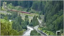 RE1350 nach Landquart mit Ge 4/4 II 617  Ilanz  zwischen Zernez und Susch. (19.07.2020)