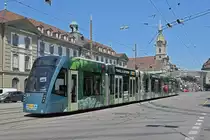 Be 6/8 Combino 653 mit der TRANSA Werbung, auf der Linie 8, fährt zur Haltestelle beim Bahnhof Bern. Die Aufnahme stammt vom 24.06.2020.