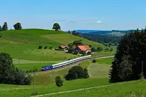 Die von Beacon Rail angemietete ER 20 - 015 schlängelt sich mit ihrem ALX 84106 auf der Fahrt zum Bodensee bei Heimhofen durch die malerische Landschaft des Oberallgäus. Die Aufnahme entstand am 25. Juni 2020 - als Motivvariation von etwas weiter oben als dem üblichen Standpunkt an der im Vordergrund sichtbaren Straße.