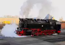 Langsam wird es Ernst, die Zylinderentwässerungen von 99 7232 (hier noch in der Lokeinsatzstelle) werden durchgeblasen, um Kondensat zu entfernen und die Arbeitszylinder vorzuwärmen. Danach setzt sie sich in Bewegung, um den im Wernigeröder Bahnhof bereits bereitgestellten IG HSB-Sonder-PmG nach Hasselfelde zu übernehmen. (Aufnahme vom 25.02.2017)