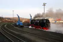 Auf ihrer Fahrt von der Lokeinsatzstelle Wernigerode zur Übernahme unseres IG HSB-Sonder-PmG`s nach Hasselfelde, durchfährt 99 7232 am Morgen des 25.02.2017 nun die Bekohlungsanlage. Nachdem dann die Weiche passiert und dieselbe umgestellt ist, geht es dann rückwärts in den Bahnhof, um an den bereits bereitgestellten Zug anzukuppeln.