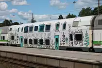 Portrait von VR Doppelstock IC-Wagen 2820x  WE ALL ARE PIECESOF ART. , als dieser eingereicht in einem InterCity von Sr2 3220 am Mittag des 12.07.2019 an den Bahnsteig im Hauptbahnhof von Helsinki rangiert wurde.