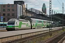 Nachschuss auf Sr2 3220, als diese am Mittag des 12.07.2019 ihre InterCIty-Garnitur an den Bahnsteig von Gleis 7 in den Hauptbahnhofv on Helsinki rangierte.