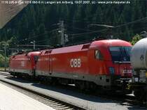 1116 225-9 (f�hrend) und 1016 050-5 bei der Ausfahrt aus Langen am Arlberg in Richtung Innsbruck. Foto: 19.07.2007