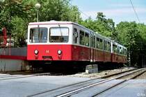 Stw 66 + Tw 56 in der Station Sv�bhegy (8. Juli 2007). Die Budapester Zahnradbahn (Fogaskerek� vas�t) f�hrt in knapp zwanzig Minuten vom V�rosmajor Park zum Sz�cheny-hegy. Sie dient nicht nur dem Ausflugsverkehr, sondern auch der Erschlie�ung der anliegenden Wohngebiete.