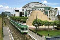 Triebzug 965/683/966 verl�sst die Station L�gym�nyosi h�d in n�rdlicher Richtung (6. Juli 2007). Die Szenerie wird beherrscht vom postmodern-eklektizistischen Bau des Nationaltheaters (Nemzeti Sz�nh�z).