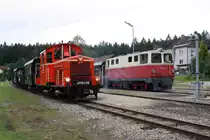 WSV 2091.09 mit dem R 4 nach Heidenreichstein und NOVOG V5 (ex ÖBB 2095.05) mit dem R 16928 (Gmünd N.Ö. - Litschau) am 26.Juli 2020 im Bahnhof Alt Nagelberg.