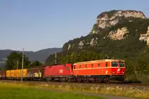 1144 040-3 und 1016 037-3 vor der abendlichen Bergkuliise des Schwarzenbergs in Hohenems. 30.7.20