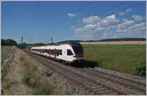 Ebenfalls bei Arnex, jedoch auf dem  untern  Streckenabschnitt d.h. zwischen La Sarraz und Arnex entstanden die beiden folgenden Bilder: Die SBB RABe 523 027 vor dem Hintergrund zahlreicher Strohballen auf dem Weg nach Vallorbe und erreicht in Kürze den Halt Arnex. 

25. Juli 2020