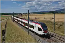 Sommer! Die beiden SBB RABe 523 027 und 526 059 fahren oberhalb von Arnex durch abgemähte Kornfelder in Richtung Vallorbe.

14. Juli 2020