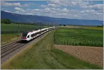 Die beiden SBB RABe 523 027 und 526 059 sind kurz nach der offenen  180° Kehre bei Arnex als S2 auf dem Weg nach Vallorbe.

14. Juli 2020