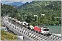 5732 aus Ilanz mit der Ge 4/4 II 633  Zuoz  auf der Hinterrheinbrücke in Reichenau-Tamins. (23.07.2020)