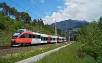 Der von Villach nach Tirol umbeheimatete 4024 124-2 führte am 17.05.2020, einem vorsommerlich warmen Sonntag, die S1 5119, die nach der langsamen Wiederaufnahme des Regelfahrplanes wieder aus Telfs-Pfaffenhofen kam, bei Terfens Richtung Bestimmungsbahnhof Kufstein. 