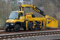 3-achsiger Mercedes-Benz Unimog (U 400) neuester Bauart, umger�stet von der Firma ZWEIWEG zum Zweiwegefahrzeug (Schiene und Stra�e), ausger�stet unter anderem mit Hubkorb am Palfinger-Ausleger und Dreilicht Spitzenlicht, abgestellt am 26.03.2007 im Bahnhof Altena im Sauerland.