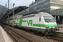 Am Abend des 13.07.2019 stand Sr2 3223 mit ihrer IC-Garnitur auf Gleis 9 im Hauptbahnhof von Helsinki und wartete darauf in Richtung Abstellung zu fahren.