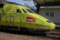 Am 13.04.2007 steht dieser TGV 503 im Bahnhof Luxemburg. Der gelbgr�ne TGV wurde interessant beklebt mit skizzierten Streckenabschnitten, die zu symbolisierten Menschen vervollst�ndigt wurden. Ganz schwach unterlegt wird das Ganze von den St�dtenamen, die auf der TGV-Strecke liegen. Das Ziel dieses Zuges wird Paris-Est sein.