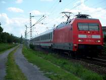 Kurz nach dem Bahnhof Wiesloch-Walldorf wirbelt 101 078 mit ihrem IC ordentlich Staub auf, 22.07.07.