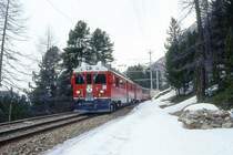RhB Regionalzug 464 von Tirano nach St.Moritz am 06.03.1998 bei Montebello zwischen Bernina Suot und Morteratsch mit Triebwagen ABe 4/4 III 51 - B 2452 - B 2463 - Haikv 5173 - Rpw 8284 - Gbkv 5611.
