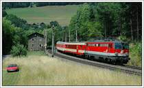 Der Erlebniszug Zauberberge war am 21.7.2007 nicht mit einer Maschine der �BB Nostalgie, sondern mit 1142 693, welche sich ganz normal im Stand der Traktion befindet, unterwegs. Die Aufnahme entstand kurz vor der Station Klamm-Schottwien im Bereich Kreuzberg bei der Pendelfahrt zw. M�rzzuschlag und Wr. Neustadt als EZ 1968. 
