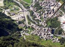 Luftseilbahn Funivia Al Bernina von Chiesa im Valmalenco zur Alpe Pal�, aufgenommen am 16.07.2007 von der Bergstation nach Chiesa, die Talstation sind die beiden T�rme unter der Br�cke. Es ist eine Seilbahn der Suberlative: Seill�nge 1973 m ohne St�tze!!, H�henunterschied 1098 m (982 bis 2080 m Meeresh�he, mittlere Steigung 67%, 2 Gondeln f�r je 161 Personen.