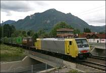 Bei Brannenburg ist die (9480 0189 933-5) E189 933 am 27.06.07 mit einem KLV-Zug unterwegs nach M�nchen.