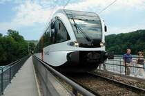 Thurbo 760-4. Die S 33 nach Winterthur auf der Eisenbahnbr�cke am Rheinfall bei Neuhausen. Bei dem L�rm des tosenden Wassers h�rt man die Z�ge nicht heransausen und wenn sie von hinten kommen, kann man sich schon erschrecken, weil sie sehr dicht neben einem vorbeifahren. 18.7.2007 