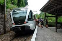Thurbo 766-1. Eine kleine Bahnstation unterhalb des Schlosses Laufen am Rheinfall bei Neuhausen. Die S 33 nach Winterthur ( steht wirklich so schr�g ), hat doch viele Fahrg�ste auch mitten in der Woche. Es war ja auch ein sch�ner Sommertag am 18.7.2007.
